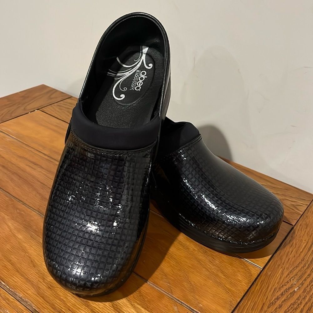 Abeo Women’s Ellie Embossed Clogs Size 10N.